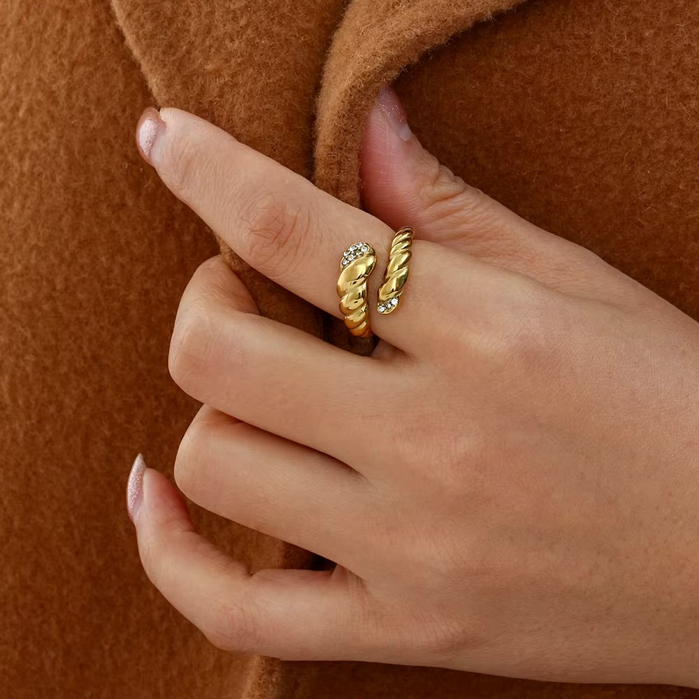 Minimalist Jewelry: Why Less Is More